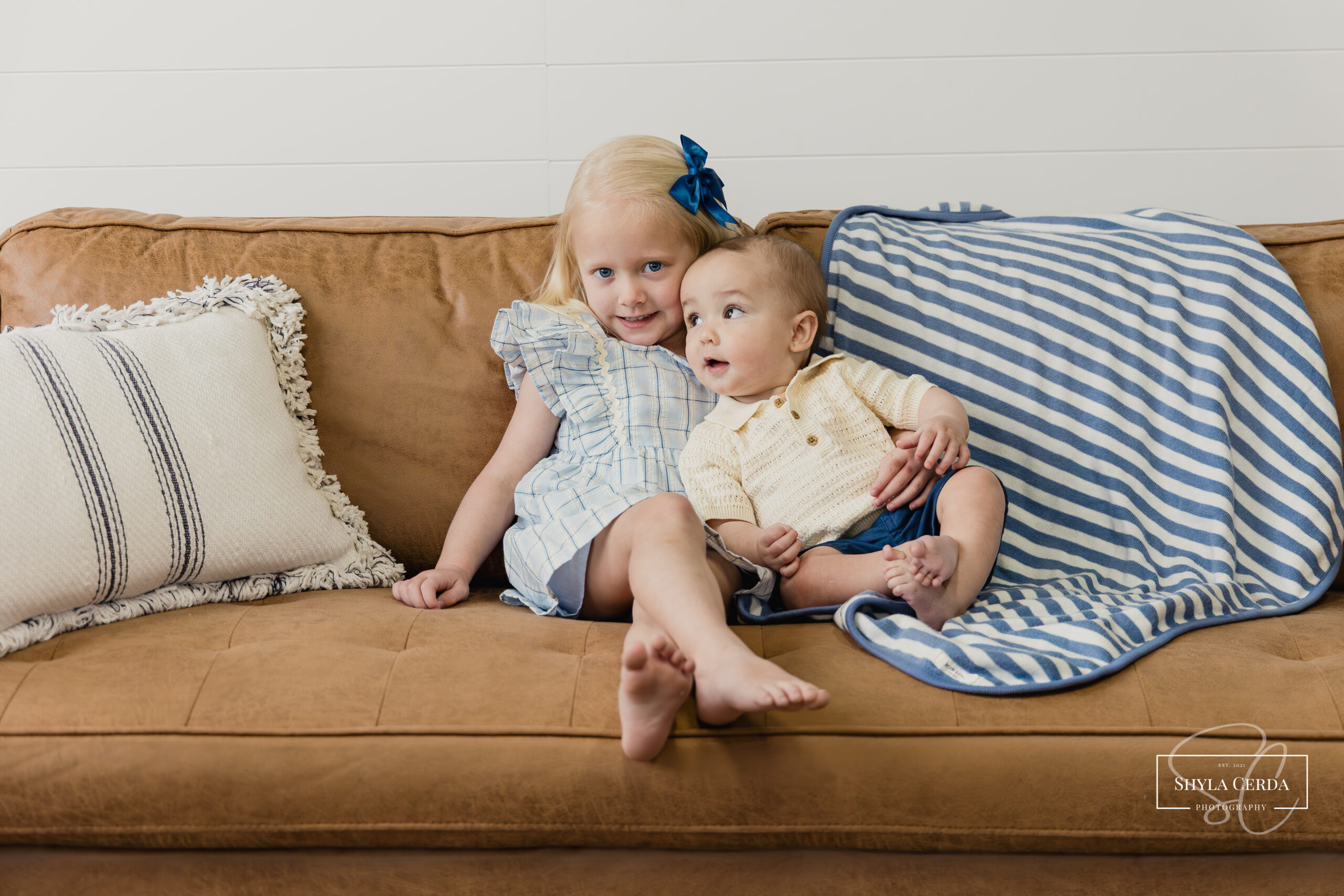 Sibling photos in Troy Ohio Photographer studio