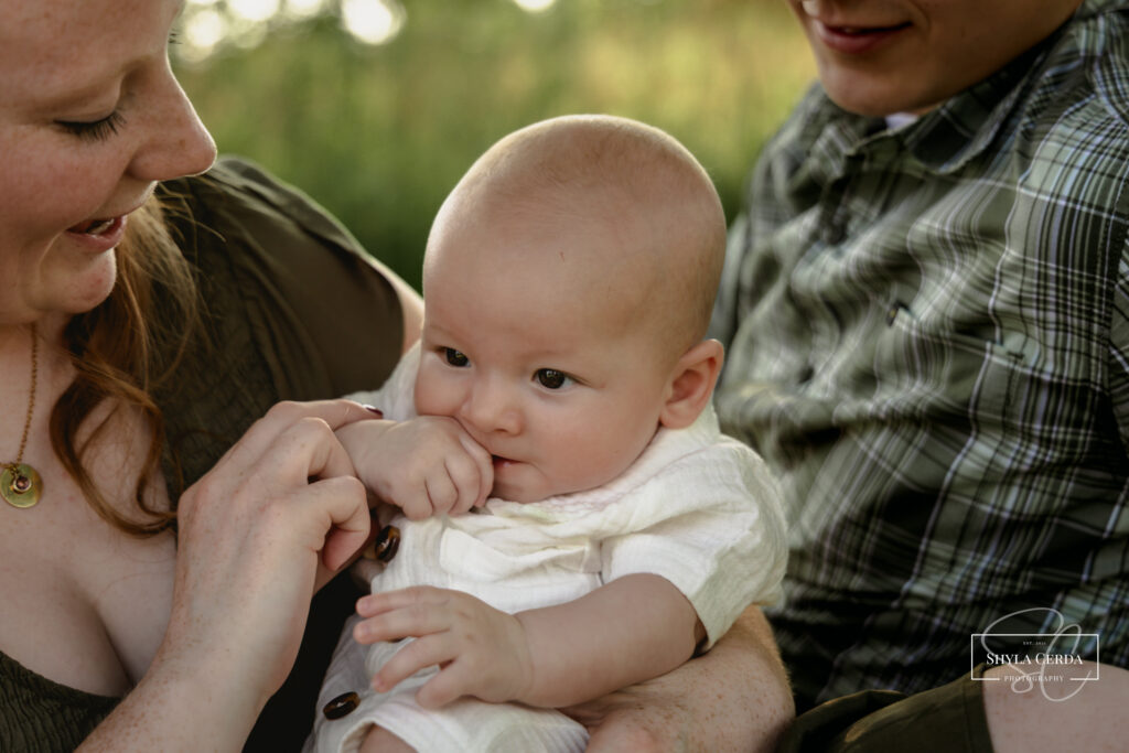 outdoor family photos in Troy Ohio park